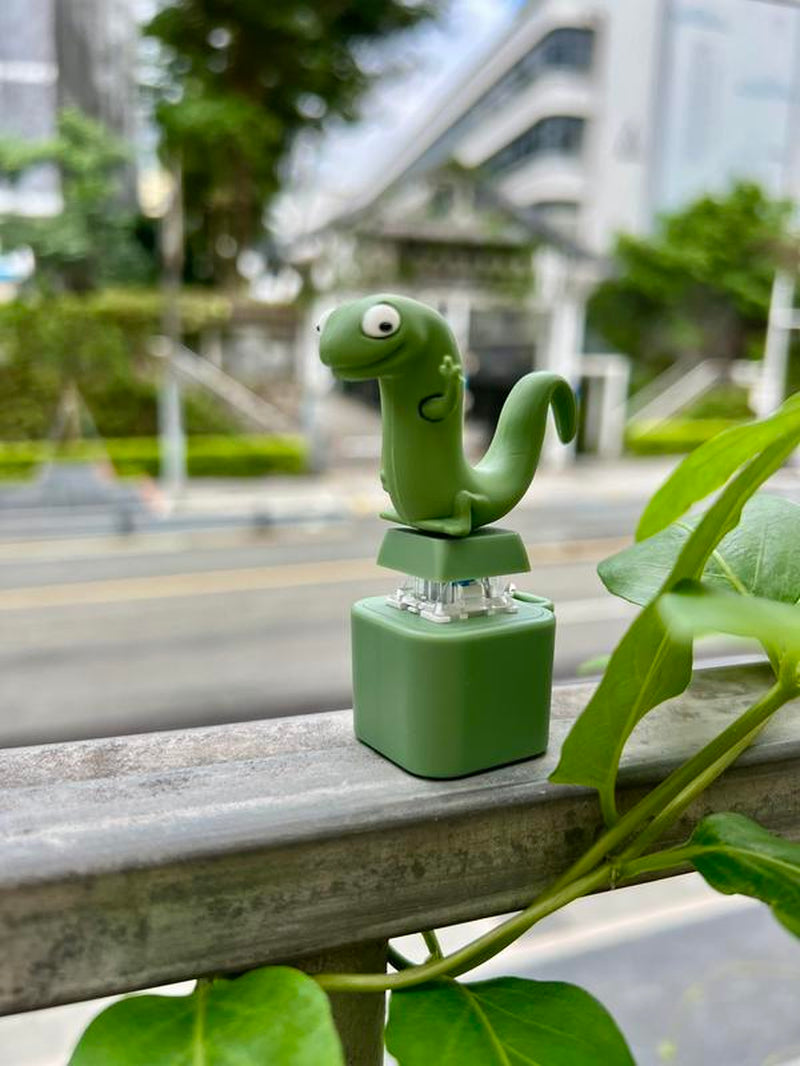 Lizard Keychain with Rechargeable LED Light & Realistic Croak – Color-Changing Fun Toy Keyring for Kids & Adults